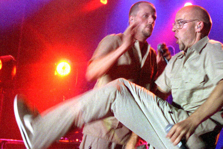 24.09.1999, Nordrhein-Westfalen, Borken: Gemeinsam tanzen Thomas D. (r) und Smudo von den Fantastischen Vier auf der Bühne.