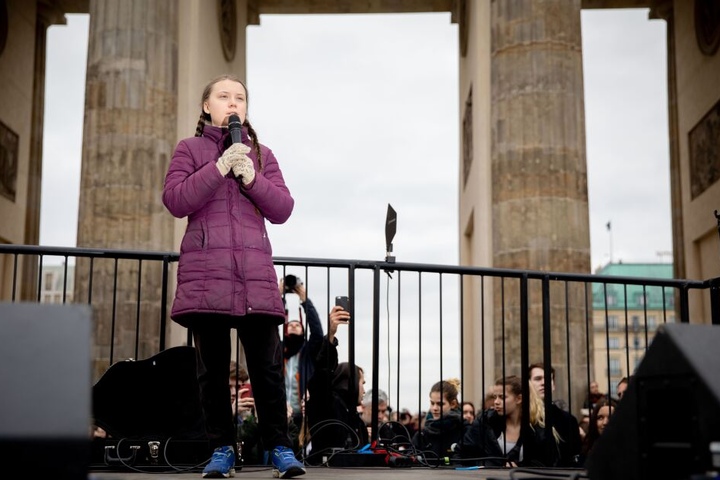 Greta Thunberg (16) besuchte erst vor Kurzem Berlin, hier hält sie eine Rede vor dem Brandenburger Tor.