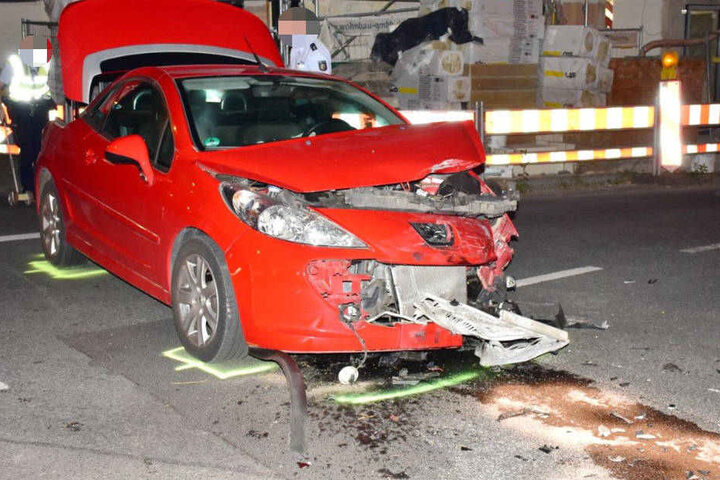 Der am Unfall beteiligte Peugeot wurde ebenfalls schwer mitgenommen.