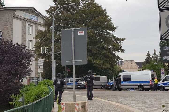 Die Polizei hat das Center "Turmpassage" abgesperrt.