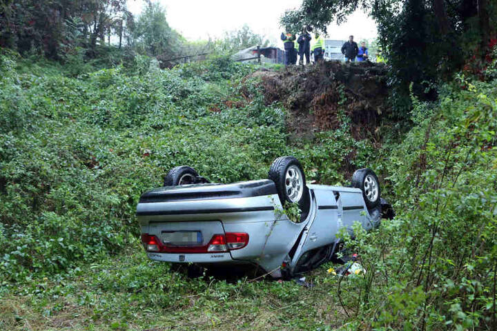 Der Toledo krachte aufs Dach, der Fahrer (37) wurde schwer verletzt.