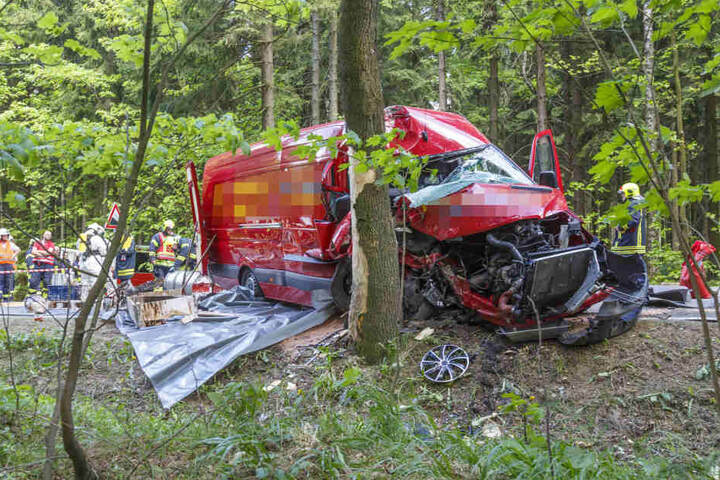 Der Transporter ist zwischen Neudorf und Crottendorf gegen einen Baum gefahren.