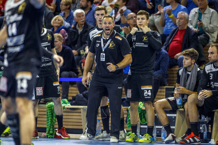 Trainer Christian Pöhler (Mitte) will mit seinen Spielern am Freitag im Kampfmodus sein.