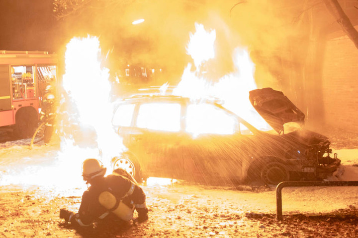 Während der Löscharbeiten kam es zu einer Verpuffung. Ein Feuerwehrmann wurde durch eine Druckwelle zu Boden geschleudert.