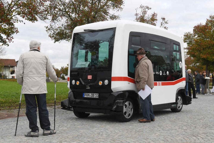 Bei der ersten Fahrt schauten einige Passaten noch kritisch in den Mini-Bus.