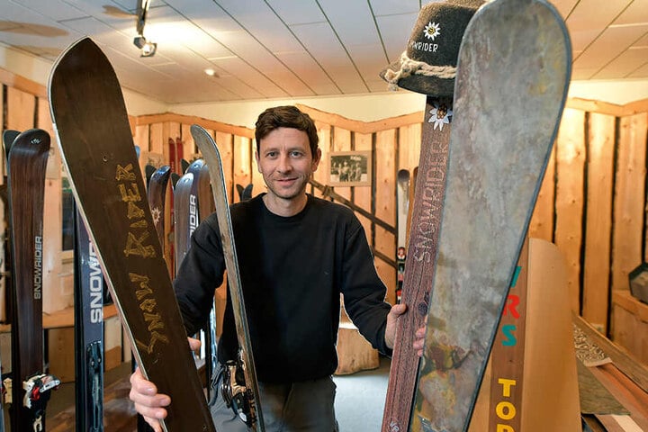 Skibauer André Voigt (37) mit dem weltweit ersten Carving-Ski (links) und
einem heutigen Ski mit Schiefer-Furnier.