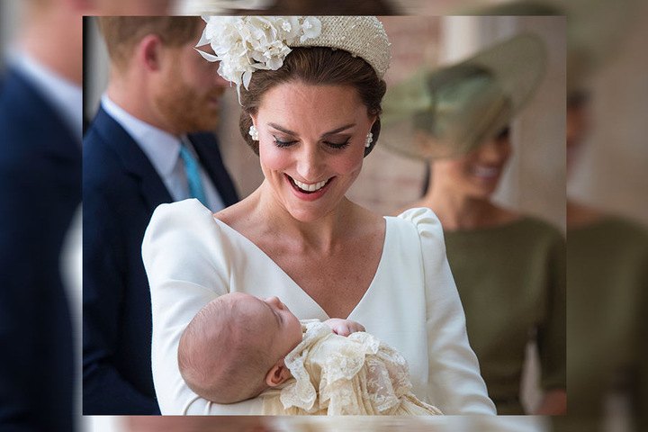 Herzogin Kate trägt ihren Sohn zur Taufe in die Kapelle des St.-James's-Palastes. Getauft wurde der Kleine auf den Namen Louis Arthur Charles.