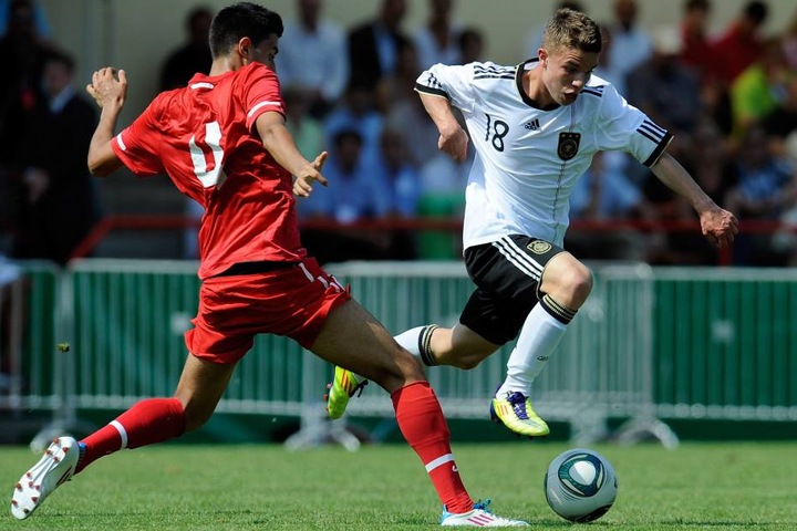 Christian Mauersberger lief zehn Mal für die U-17-Auswahl des DFB auf. Bei seinem Debüt am 24. August 2011 feierte er einen 4:0-Sieg gegen die Türkei. Hier zieht er an Özgür Özdemir vorbei.