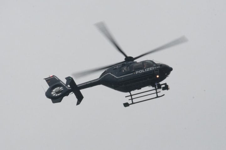 Ein Polizeihubschrauber war ebenfalls an der Suche beteiligt (Symbolbild).