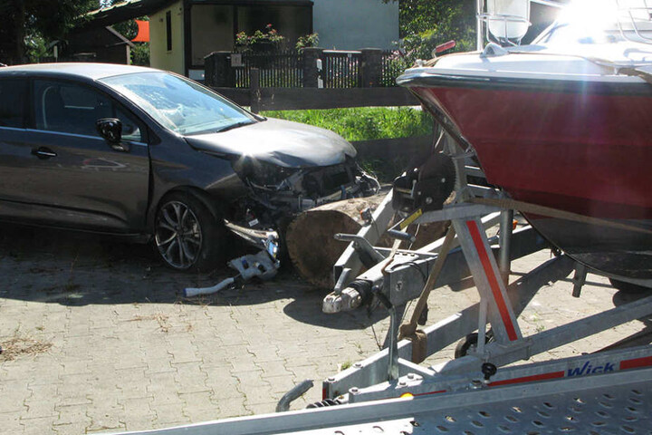 Der Citroën rammte einen Baum, drei Anhänger und ein Boot.