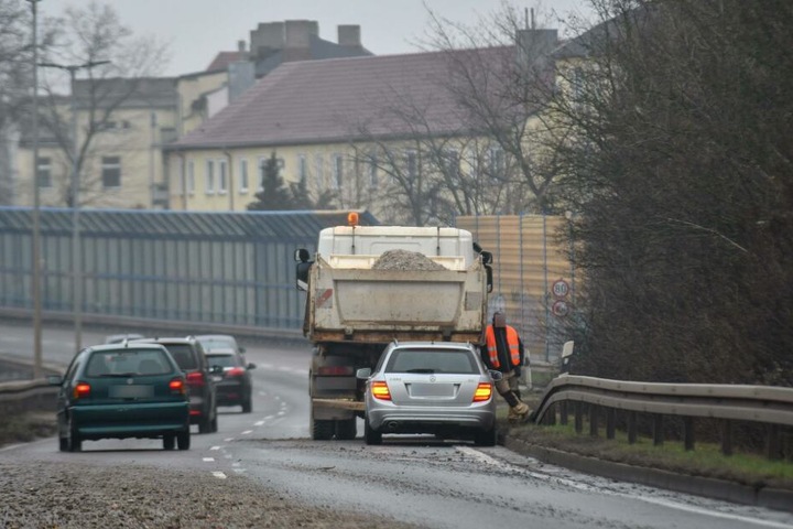 Nach dem Unfall steht der Kipplaster auf dem Magdeburger Ring.