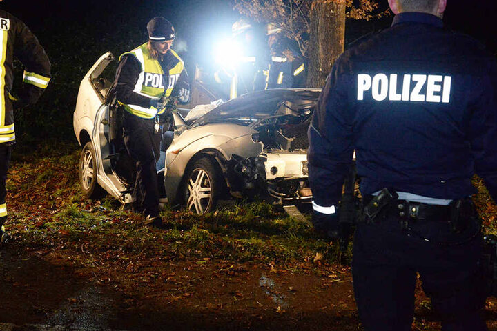 Die Polizei sperrte die Straße für etwa drei Stunden ab.