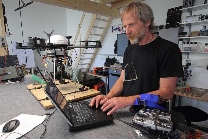 In seiner Werkstatt baut und programmiert der Hexapilots-Chef seine Drohnen.