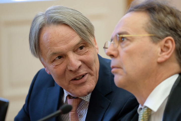 Journalist Uwe Müller (l.) neben seinem Anwalt Christoph Partsch. Ein Verlagshaus klagt seit Jahren auf die Herausgabe der Bundeswehrakten, das zuständige Verteidigungsministerium lehnt das ab. In letzter Instanz verhandelt das BVG.