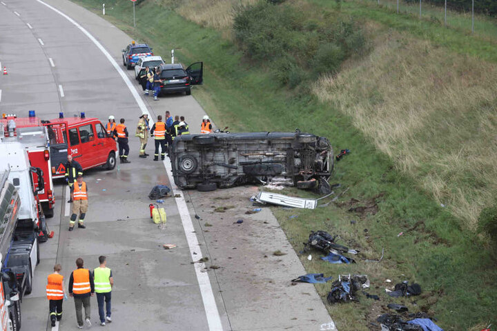 Einsatzkräfte stehen an der Unfallstelle auf der A9 neben dem Kleintransporter. Bei dem Unfall kamen vier Menschen ums Leben.