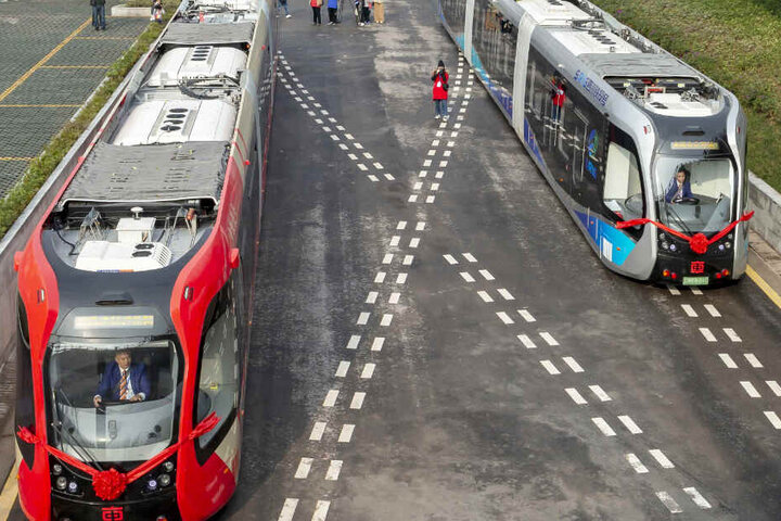 Die schienenlosen Bahnen fahren in Gänze elektrisch.