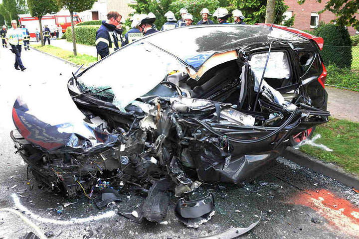 Das Auto wurde auf der Fahrerseite förmlich aufgeschlitzt.