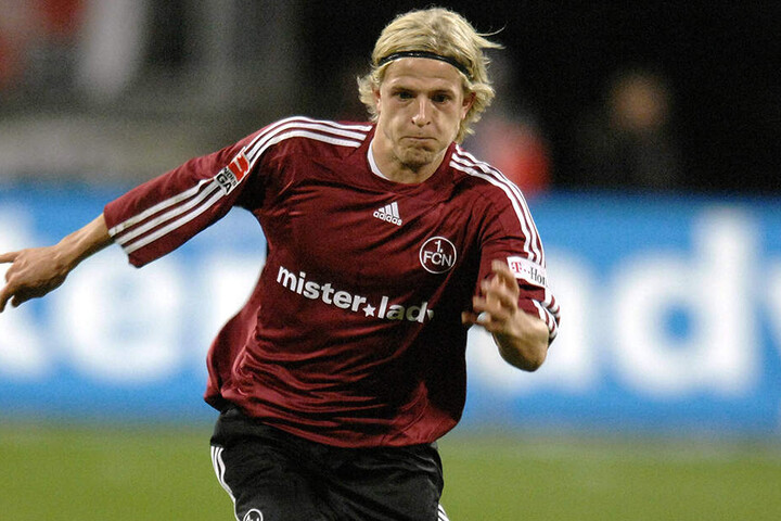 Lange, blonde Haare und Stirnband: Nicky Adler im Trikot des 1. FC Nürnberg.
