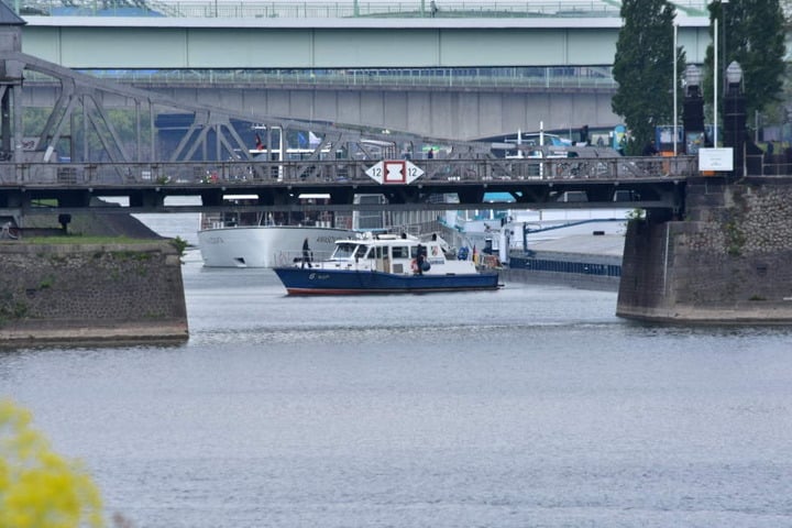 Ein Schiff der Polizei im Deutzer Hafenbecken.