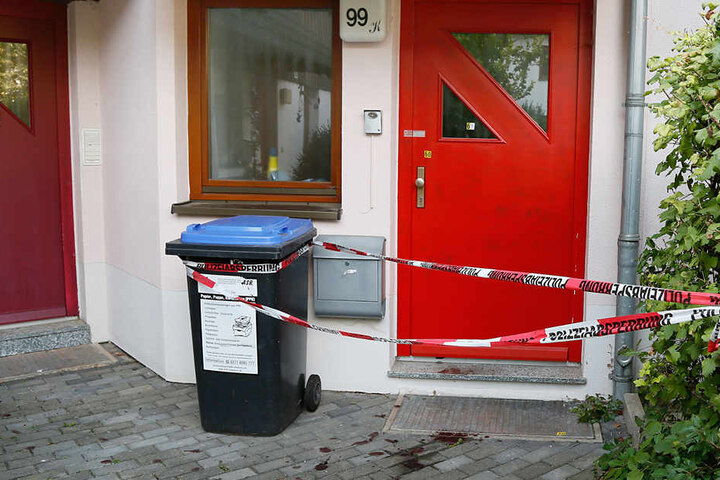 Die verletzte Frau konnte sich aus ihrem Haus zu den Nachbarn schleppen. Die alarmierten die Polizei und Notarzt.