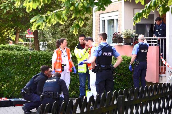 Polizei und Rettungskräfte kümmern sich um die Verletzten und nehmen den Täter fest.