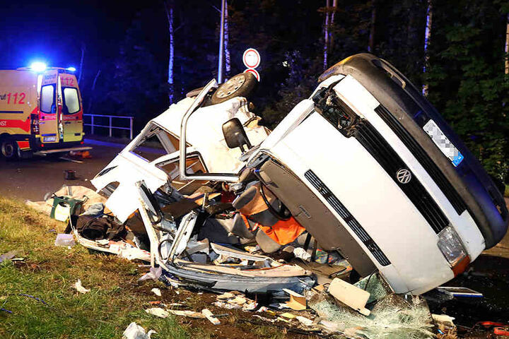 Durch die Wucht des Aufpralls, wurde der VW T4 "bananenförmig" gebogen, erklärte Gutachter Thomas B. (43).