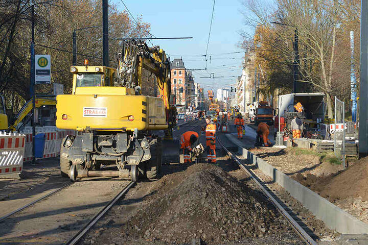 Dieses Jahr nicht ganz fertig: Auf der Straßenbahn-Trasse Bernsdorf müssen 2019 neue Leitungen verlegt werden.