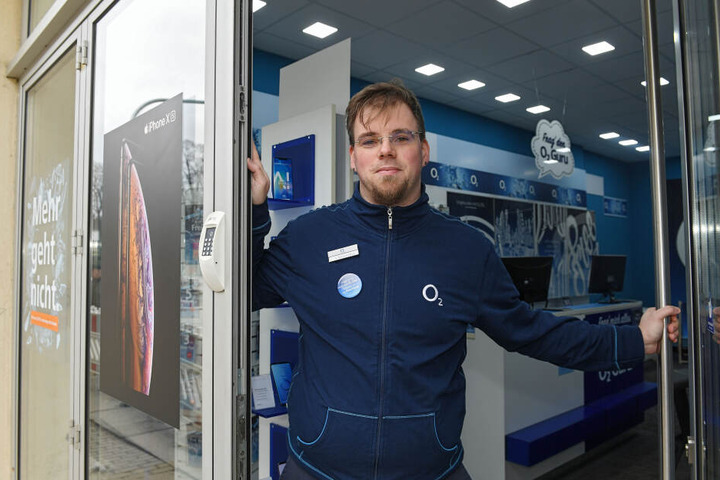 Sebastian Kiesewetter (33) vom "O2-Shop" kann wegen der schmalen Gehwege keine Werbetafeln mehr aufstellen.