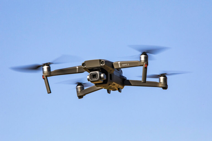 Mit einem Multicopter sollen morsche Bäume aufgespürt werden.