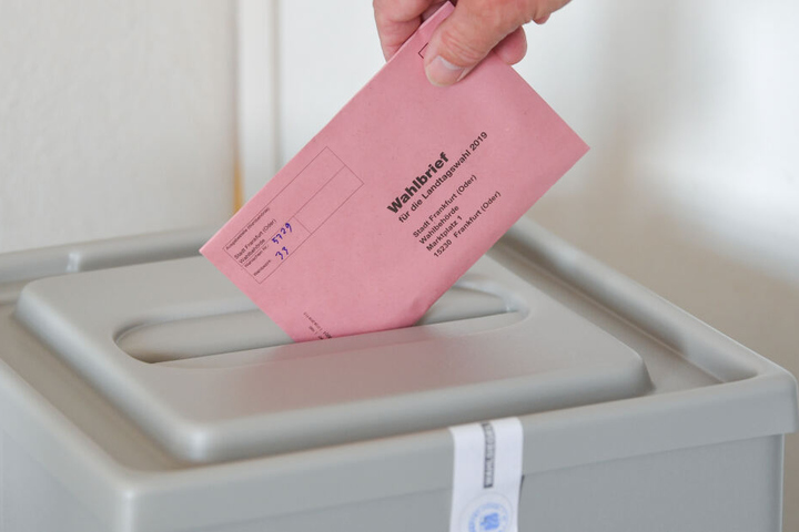 In Sachsen wird am 1. September ein neues Parlament gewählt. Bereits im Vorfeld ist die Wahl - wie hier in Frankfurt zu sehen - per Wahlbrief möglich.