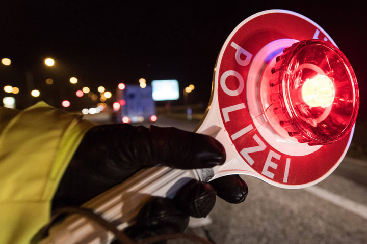Der Polizei fiel der Mann auf, weil er Schlangenlinien fuhr. (Symbolbild)