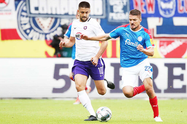 Dimitrij Nazarov (l.) im Zweikampf mit Kiels Aleksandar Ignjovski.