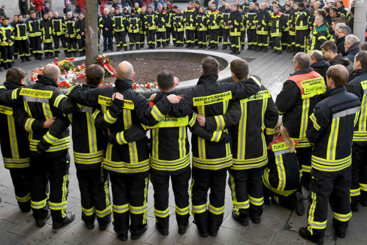 Feuerwehrleute gedenken in Augsburg ihres getöteten Kameraden.