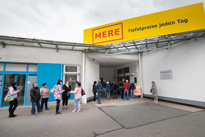 Rund 50 Kunden warteten auf die Eröffnung des Zwickauer Mere-Markts.