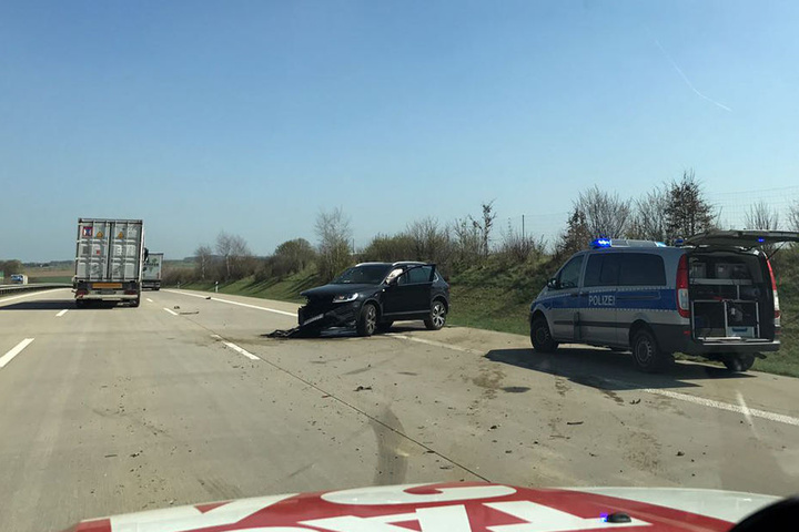 Der VW ist mit einem Laster kollidiert.