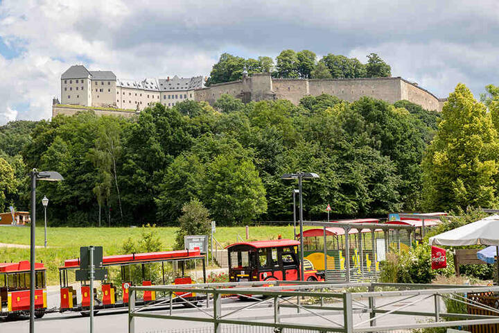 ... oben an den Grundmauern der Festung enden.