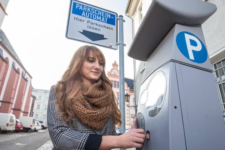 Melanie Knöfel (26) freut sich über die günstigen Gebühren in Crimmitschau.