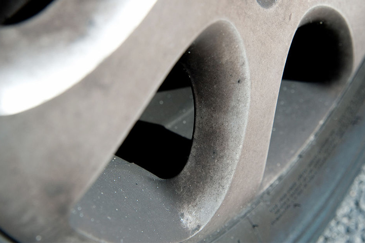 Die Diebe hatten es auf Alu-Kompletträder eines Skoda abgesehen. (Symbolbild)