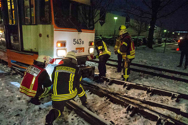 Die Feuerwehr begutachtet die entgleiste Bahn.
