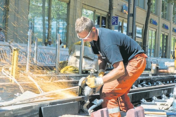 Einer der Arbeiter ist Manuel Schubert (28) von der Firma Goldschmied. Er
schleift an einem Schienenprofil.