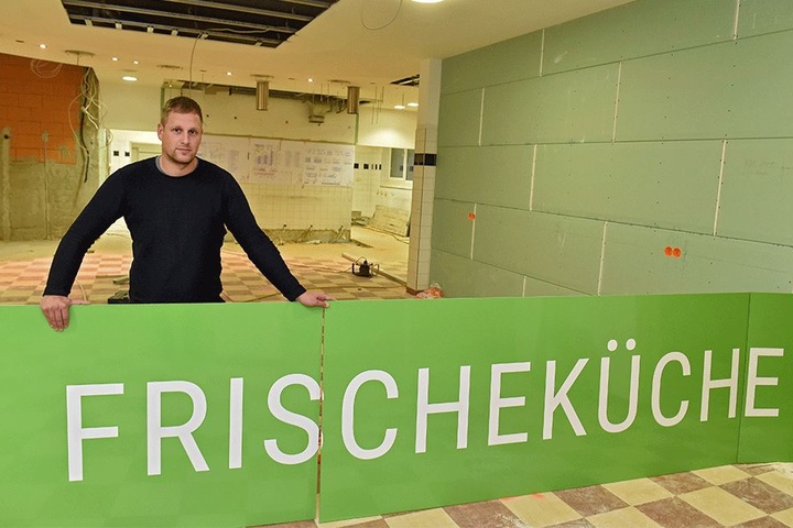 Dort wo Oliver Lorenz (31) steht, wird bald die moderne Frischeküche eingebaut.
