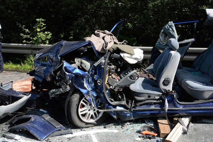 Der Rentner wurde durch die Wucht des Aufpralls in seinem Auto eingeklemmt.