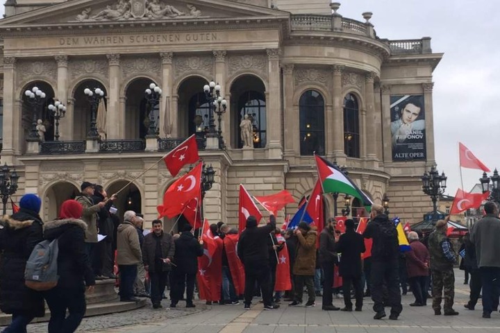 Eine kleine Gruppe hörte sich die Kundgebung an.