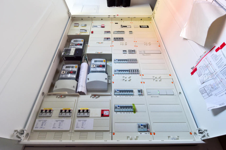 Sensoren: Das Kontrollzentrum für die Energiestudie: Mit 190 Sensoren zu allen möglichen Daten ist das Eigenheim der Familie Leukefeld wohl das am besten vermessene Haus in Deutschland.