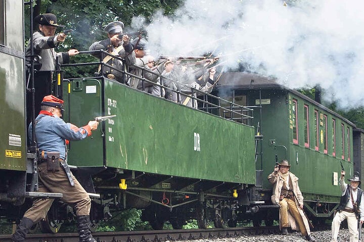 Von wegen romantische Fahrt: Wild-West-
Überfälle gehören an den beiden Schmalspurbahn-Strecken
zur Tagesordnung.