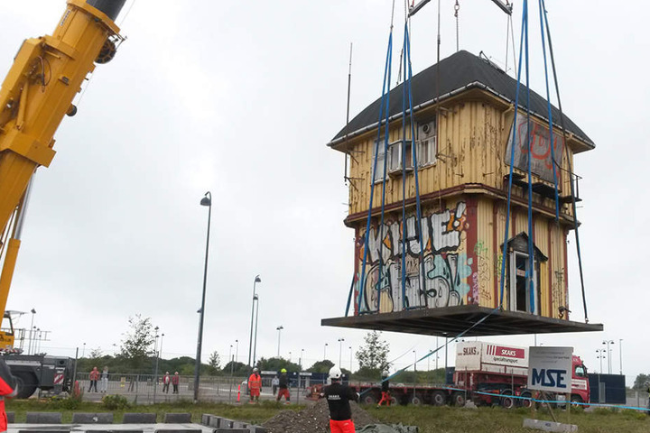 Das Stellwerk wird an seinem neuen Platz abgesetzt.