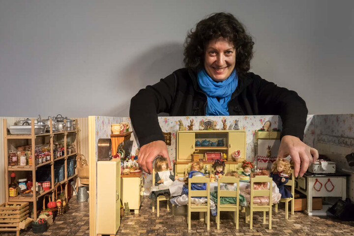 Stühlerücken in der Puppenküche: Sammlerin Karin Neubauer (59) beim Aufbau ihrer Ausstellung "Miniaturen" im Oederaner Museum "Die Weberei".