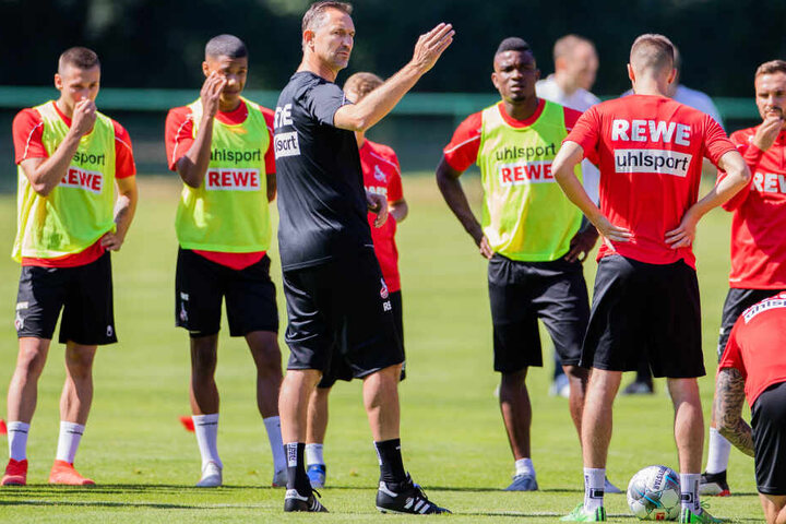 FC-Trainer Achim Beierlorzer und einige Spieler beim Trainingsauftakt am 4. Juli.