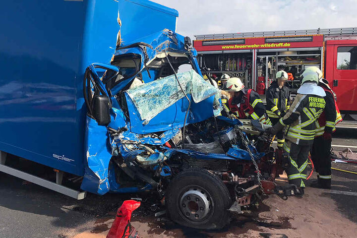 Der Fahrer des Unfallfahrzeugs wurde eingeklemmt und konnte nicht mehr gerettet werden.