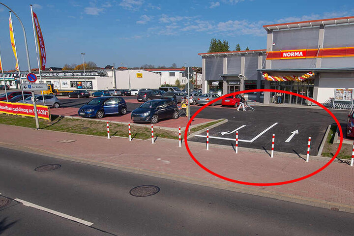 Der Markt ist nur über eine Nebeneinfahrt zu erreichen.